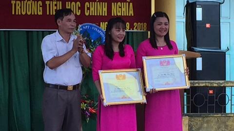 Ông Nguyễn Hưng-  Bí thư Đảng ủy xã trao giấy khen